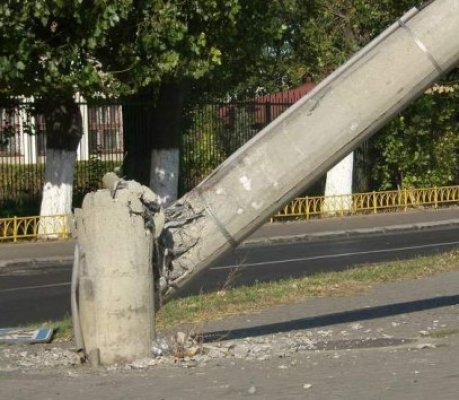 Trafic paralizat între Mamaia şi Năvodari, de un stâlp dărâmat de un TIR